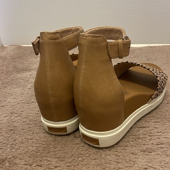 Dr. Scholl’s Leopard Print Wedge ankle strap sandals - Picture 3 of 4